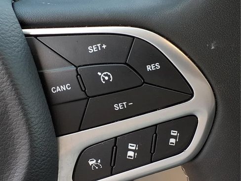 Used 2024 Chrysler Pacifica Touring-L FWD image 23