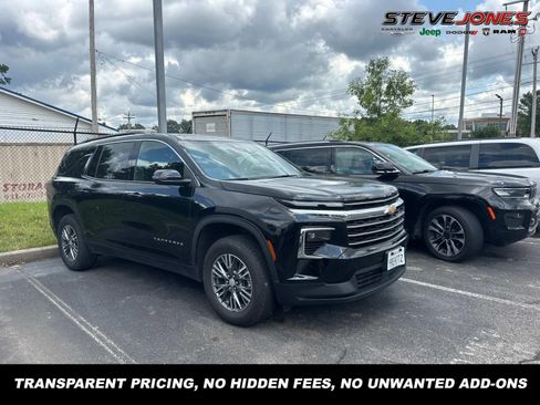 Used 2025 Chevrolet Traverse LT FWD image 1