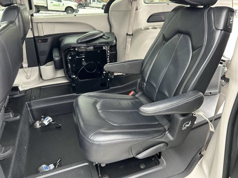 Used 2022 Chrysler Pacifica Touring-L image 28