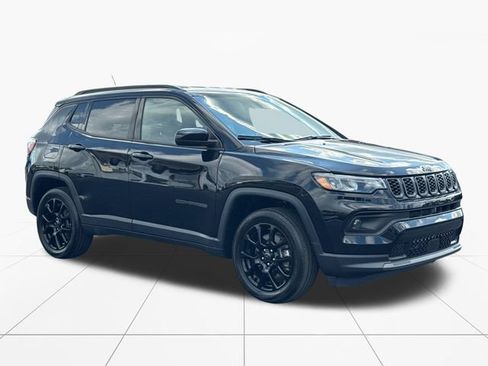 Used 2025 Jeep Compass Latitude w/ Convenience Group AWD/4WD image 8