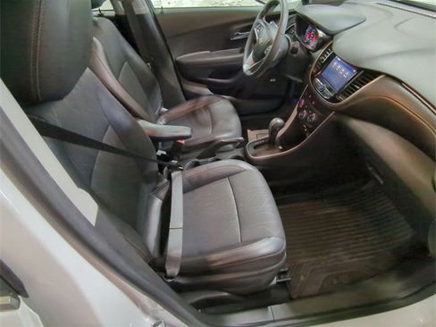 Certified 2020 Chevrolet Trax LT w/ Sun & Sound Package image 27