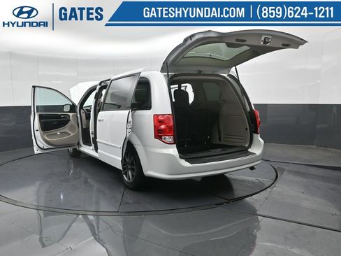 Used 2016 Dodge Grand Caravan SE image 46