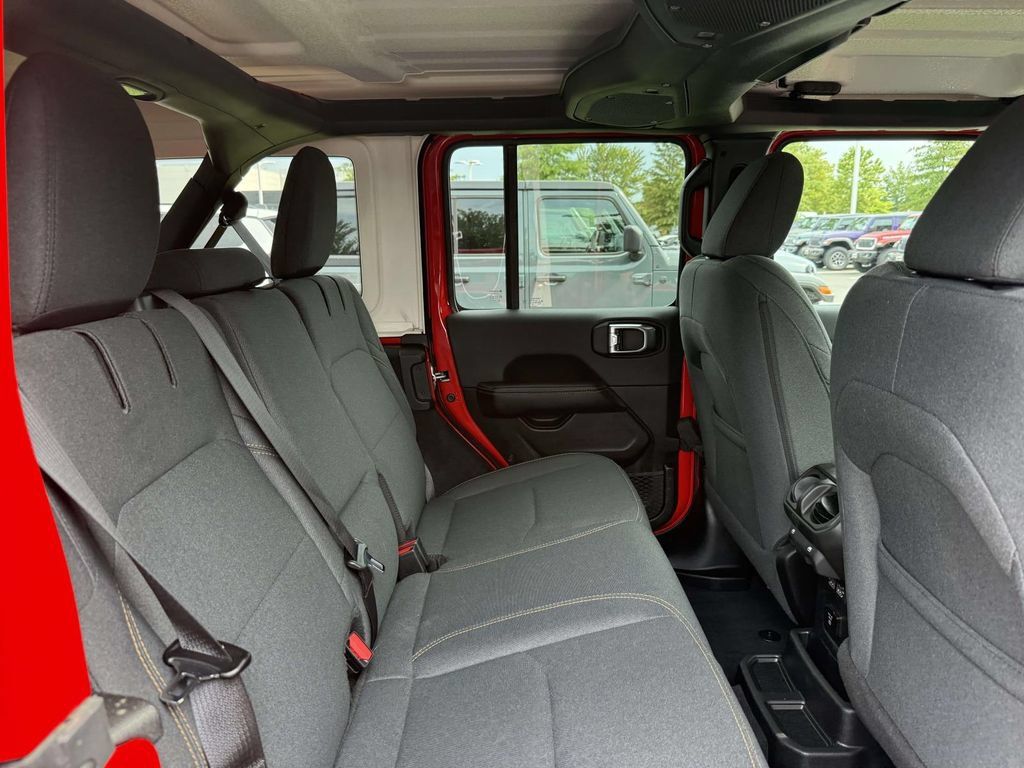 Used 2025 Jeep Wrangler Unlimited Sahara AWD/4WD image 16