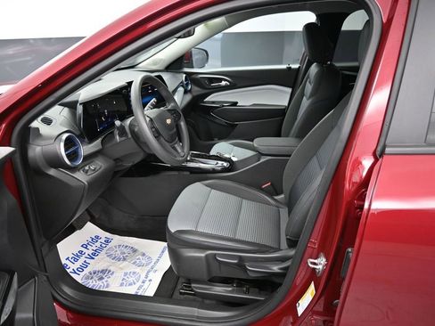 Used 2025 Chevrolet Trax LT FWD image 27