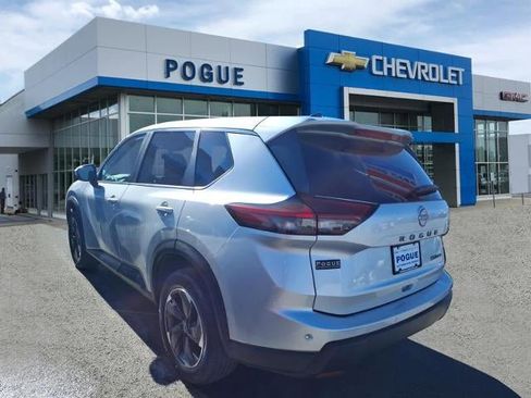 Used 2024 Nissan Rogue SV image 3