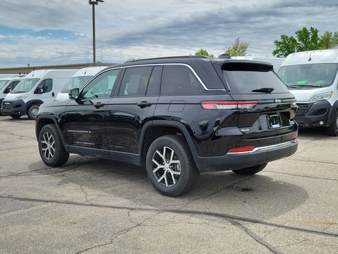 Used 2025 Jeep Grand Cherokee Limited AWD/4WD image 3