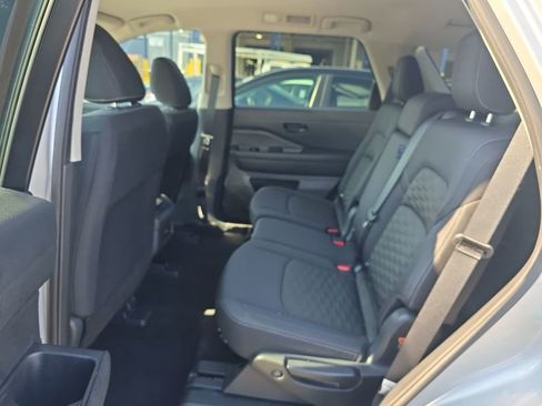 Used 2024 Nissan Pathfinder S image 18