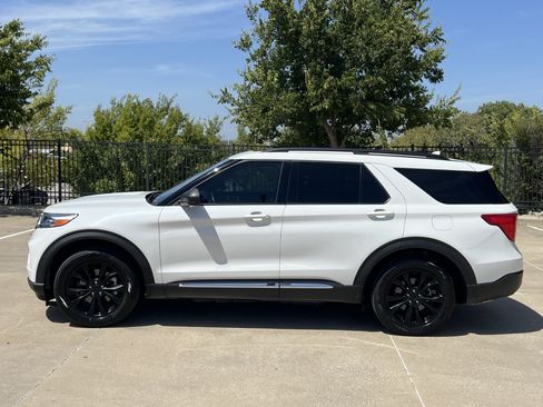 Used 2022 Ford Explorer XLT w/ Equipment Group 202A RWD image 4