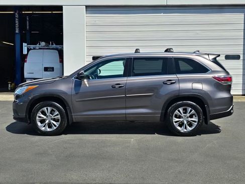 Used 2015 Toyota Highlander XLE AWD/4WD image 2
