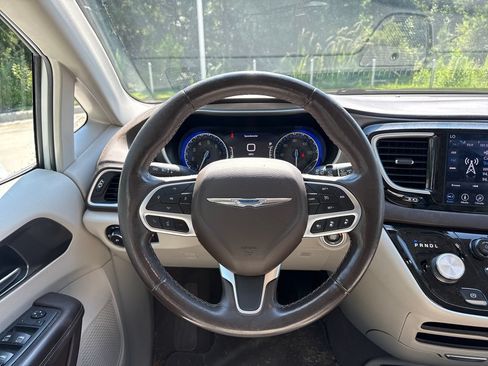 Used 2019 Chrysler Pacifica Touring-L w/ Advanced Safetytec Group FWD image 19