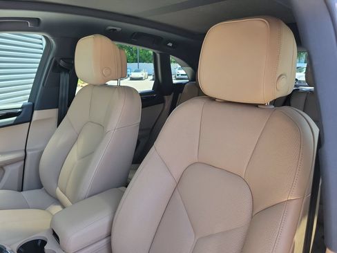 Certified 2025 Porsche Macan AWD/4WD image 5