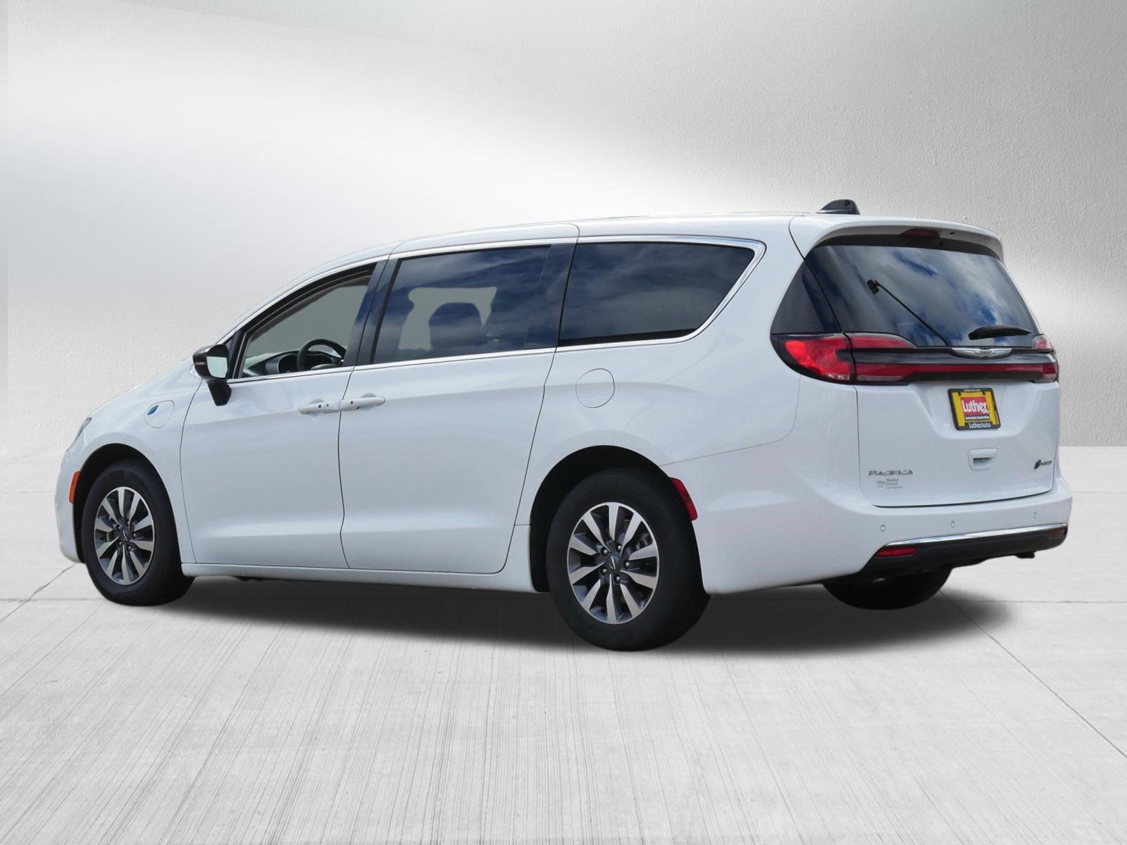 Used 2024 Chrysler Pacifica Limited FWD image 5