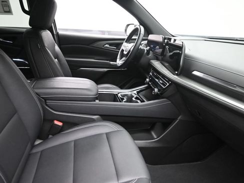 Used 2025 Chevrolet Traverse LT FWD image 9
