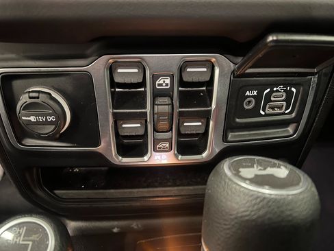 Used 2025 Jeep Wrangler Unlimited Sahara AWD/4WD image 40
