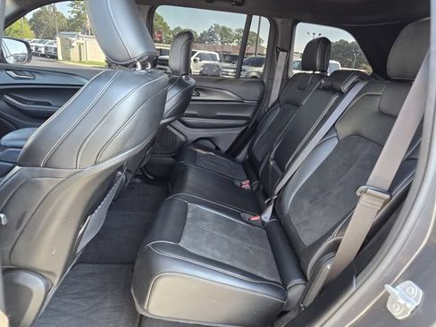 Used 2024 Jeep Grand Cherokee Altitude AWD/4WD image 18