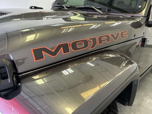 Used 2025 Jeep Gladiator Mojave AWD/4WD image 9
