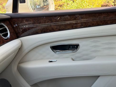 Used 2025 Bentley Bentayga image 35