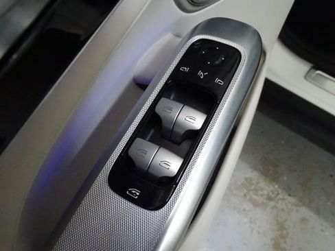 Used 2023 Mercedes-Benz GLC 300 4MATIC image 10
