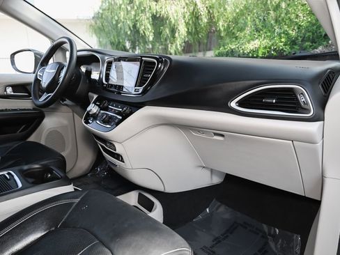 Used 2022 Chrysler Pacifica Touring-L FWD image 39