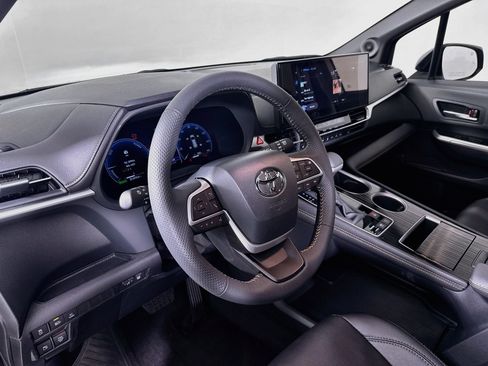 Used 2026 Toyota Sienna XLE Woodland Edition AWD/4WD image 9