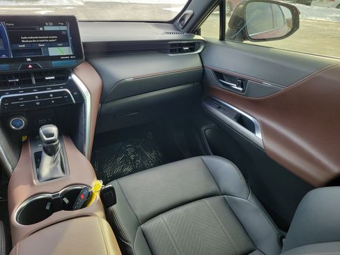 Used 2022 Toyota Venza Limited image 14