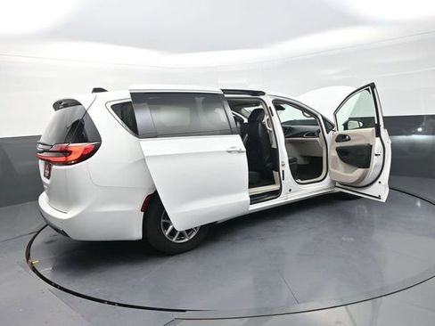 Used 2023 Chrysler Pacifica Touring-L image 39