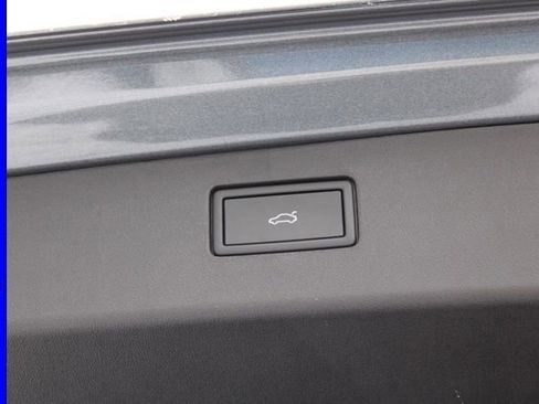 Used 2025 Volkswagen Tiguan SE image 11