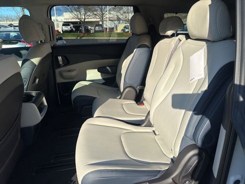 New 2026 Kia Carnival EX image 12