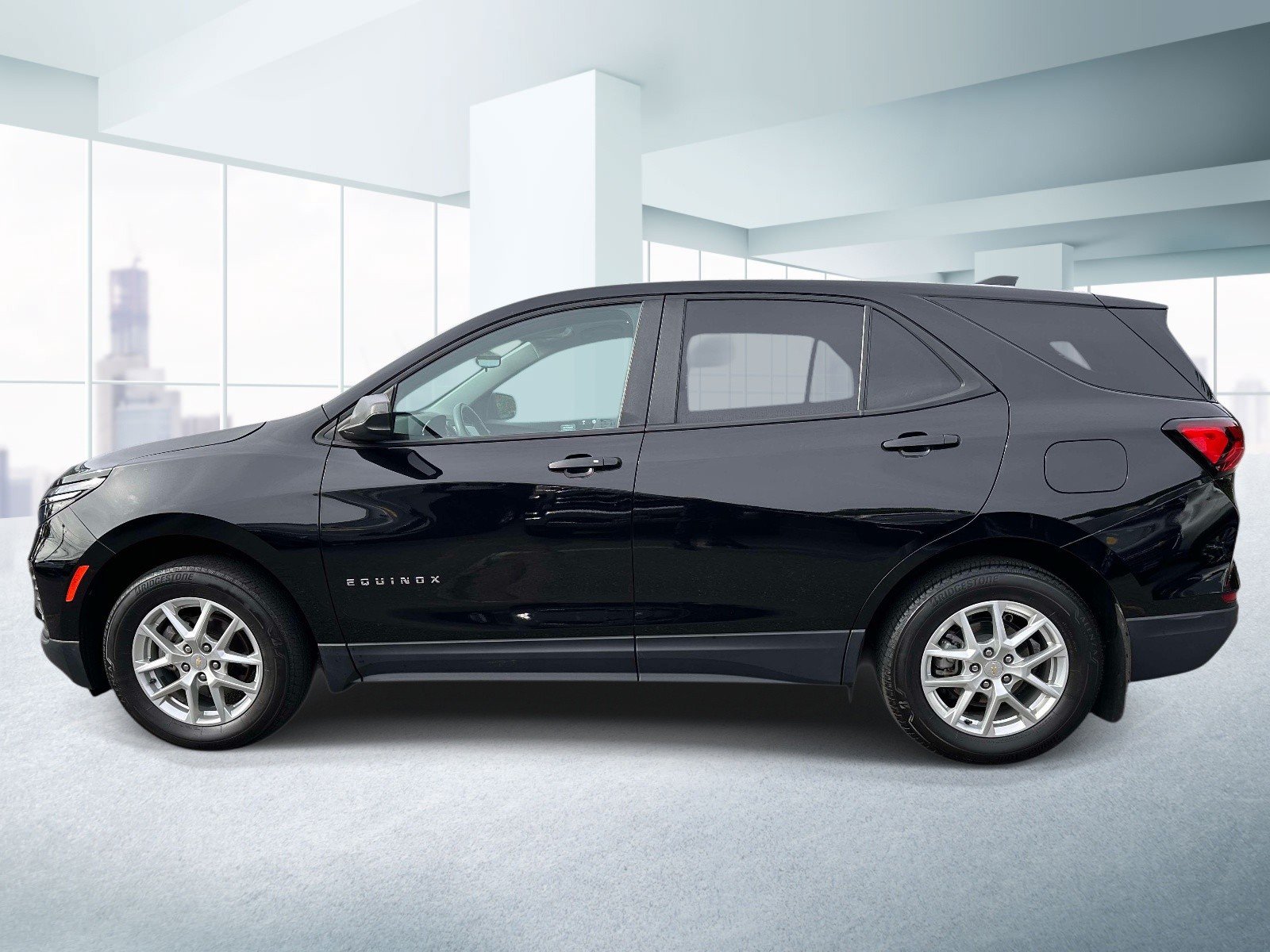 Used 2023 Chevrolet Equinox LS w/ LS Convenience Package AWD/4WD image 2