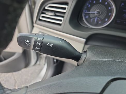 Used 2020 Hyundai Elantra Limited image 26