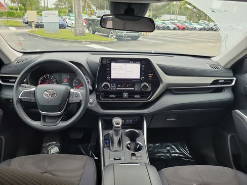 Used 2022 Toyota Highlander LE image 11