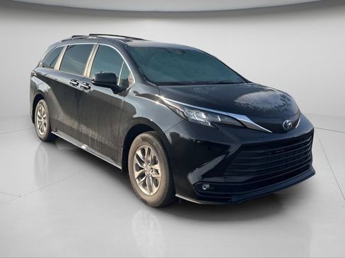 Used 2025 Toyota Sienna XLE image 2