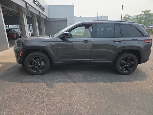 Used 2023 Jeep Grand Cherokee Altitude AWD/4WD image 9
