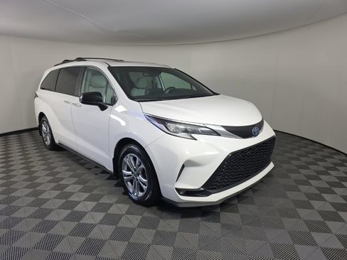 Used 2022 Toyota Sienna XSE AWD/4WD image 7