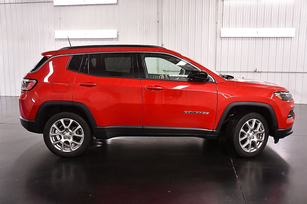 Used 2023 Jeep Compass Latitude AWD/4WD image 8