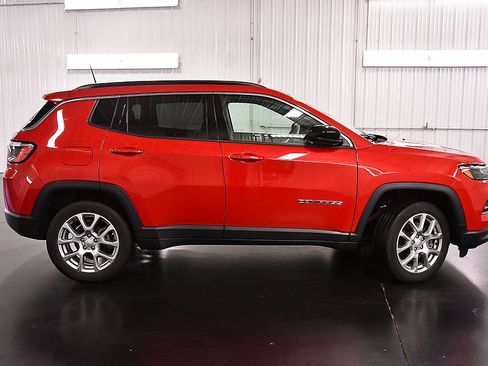 Used 2023 Jeep Compass Latitude AWD/4WD image 8
