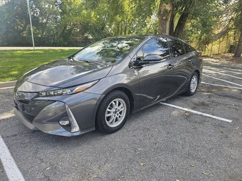 Used 2017 Toyota Prius Prime Advanced image 2