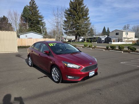 Used 2015 Ford Focus SE w/ Equipment Group 201A image 3
