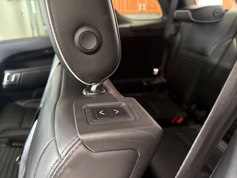 Used 2019 Land Rover Discovery HSE image 17