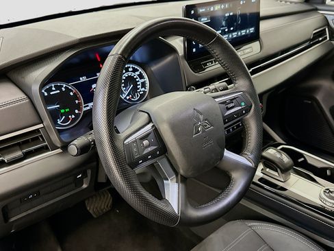 Used 2025 Mitsubishi Outlander SE image 18