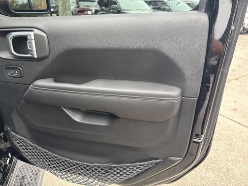 Used 2023 Jeep Wrangler Sahara image 16