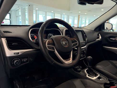Used 2018 Jeep Cherokee Trailhawk w/ Comfort/Convenience Group AWD/4WD image 13