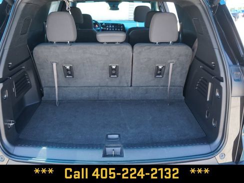Used 2025 Chevrolet Traverse LT FWD image 23