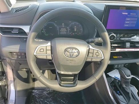 Used 2025 Toyota Highlander Platinum image 14