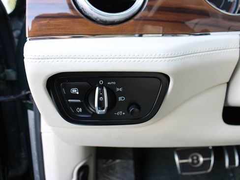 Used 2019 Bentley Bentayga AWD/4WD image 41