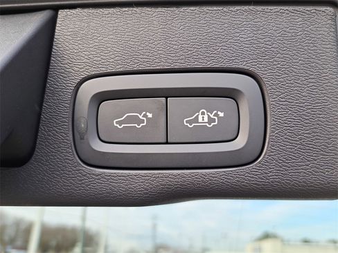 Used 2025 Volvo XC60 B5 Plus image 25