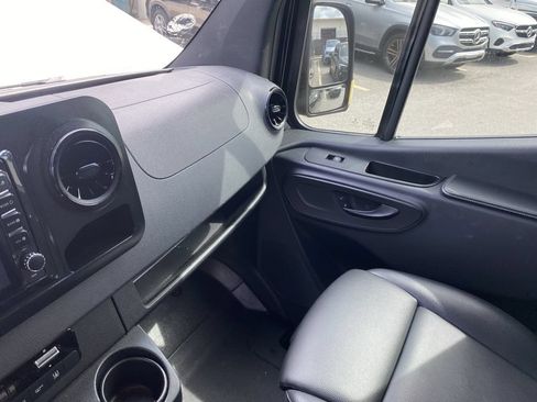 Used 2020 Mercedes-Benz Sprinter 2500 image 4