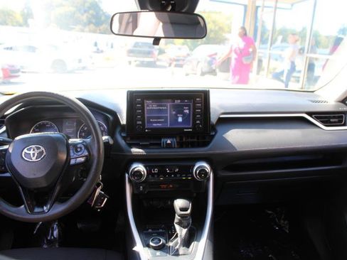 Used 2021 Toyota RAV4 LE image 10