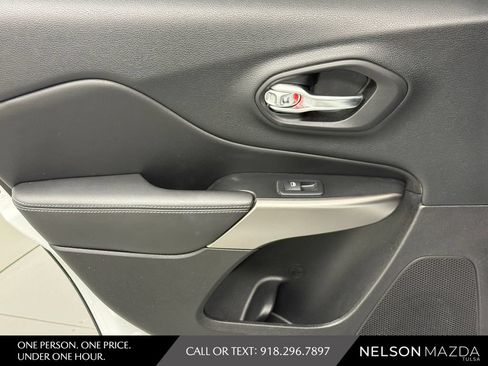 Used 2019 Jeep Cherokee Latitude Plus w/ Comfort/Convenience Group FWD image 33