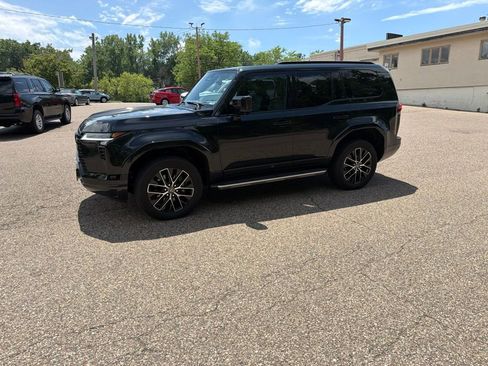 Used 2025 Lexus GX 550 w/ Accessory Package (2T) AWD/4WD image 3